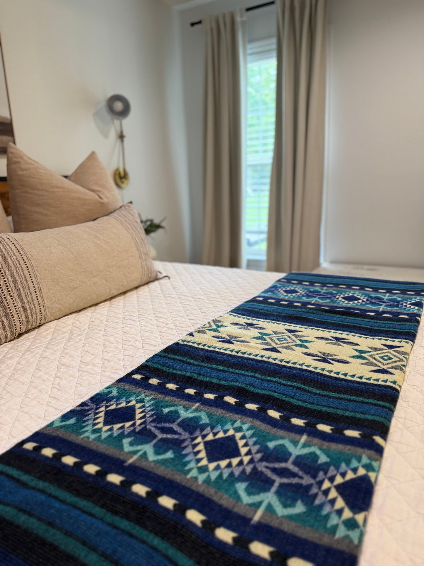 EXCLUSIVE HANDMADE ALPACA BLANKET. Queen size