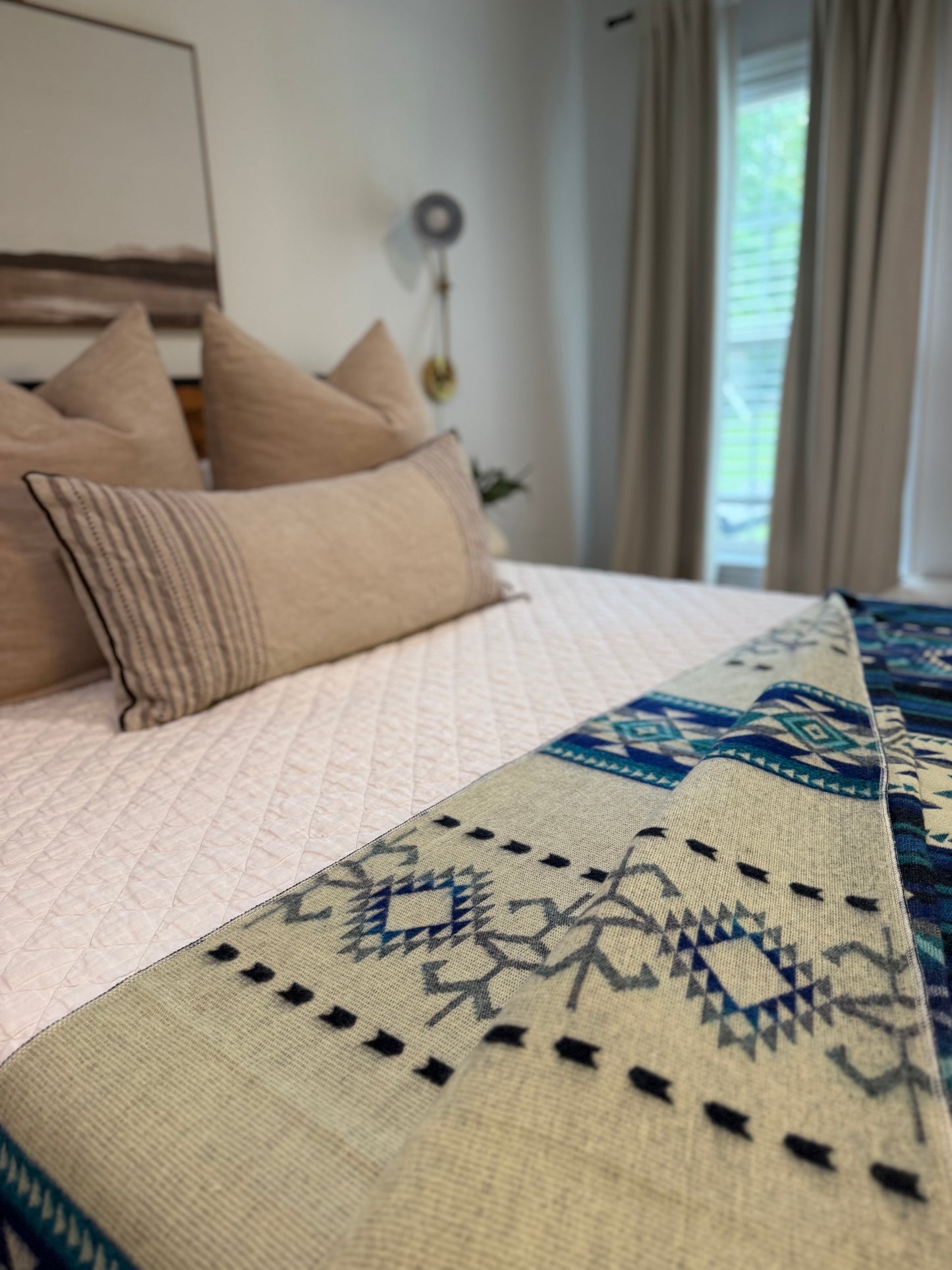 EXCLUSIVE HANDMADE ALPACA BLANKET. Queen size