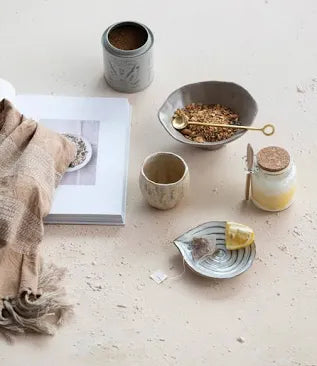 EMBOSSED STONEWARE DISH/SPOON REST