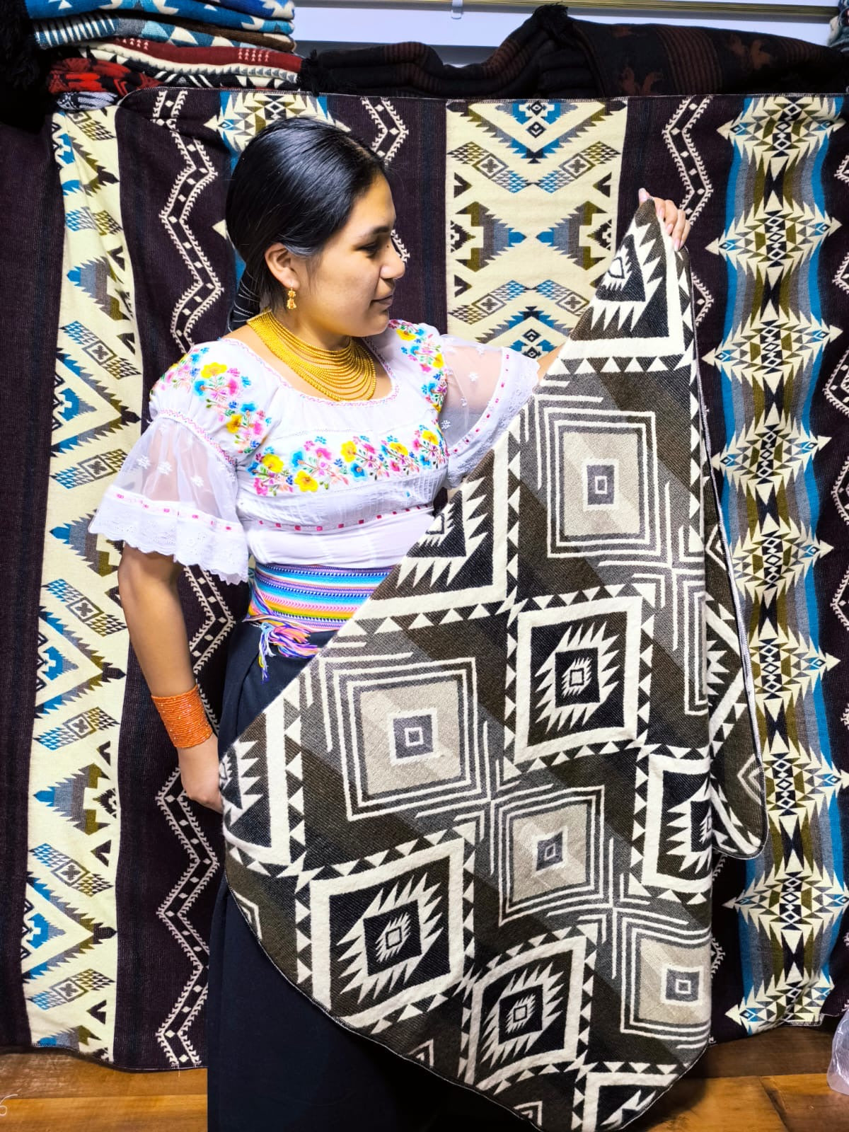 EXCLUSIVE HANDMADE ALPACA BLANKET- Queen size.